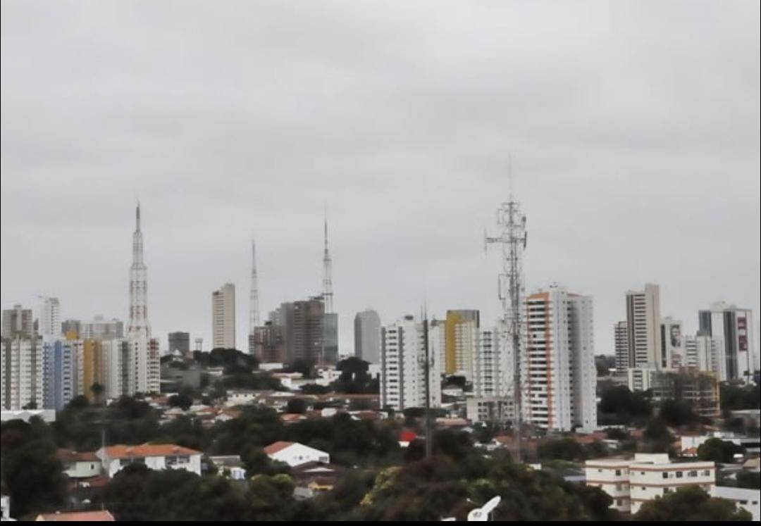Uma frente fria deve provocar uma queda brusca nas temperaturas em Cuiab neste fim de semana.