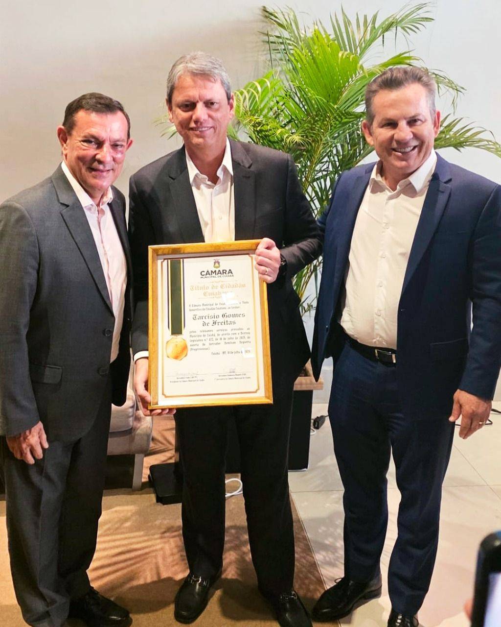 Demilson Nogueira entrega ttulo de Cidado Cuiabano ao governador Tarcsio de Freitas
