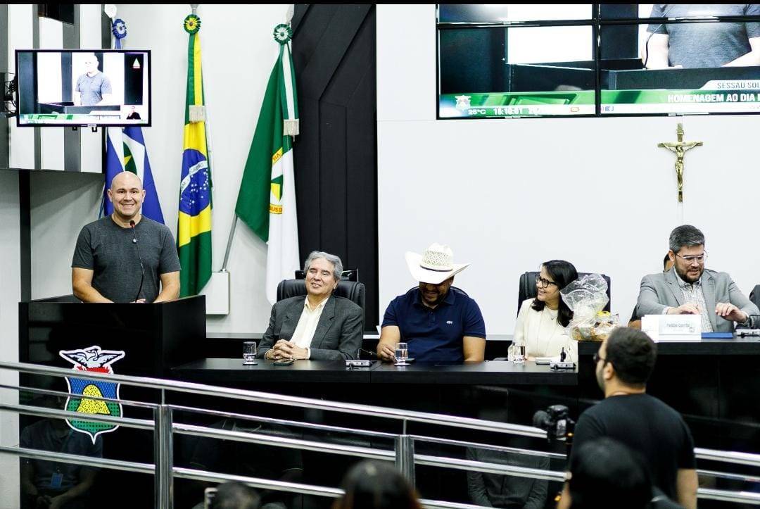 A feira  um patrimnio, afirma Abilio Brunini em homenagem aos feirantes.