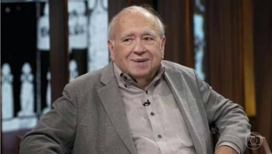 Morre Luis Fernando Verissimo, escritor e cronista, aos 88 anos, em Porto Alegre.