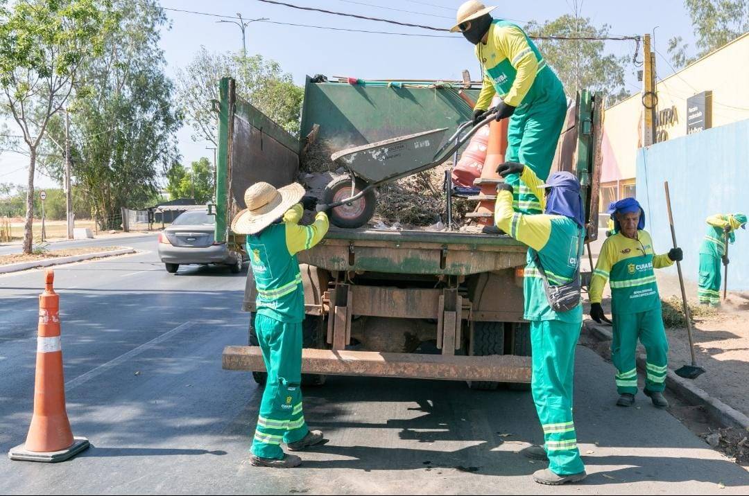 Prefeitura de Cuiab limpa mais de 100 km em 12 avenidas.