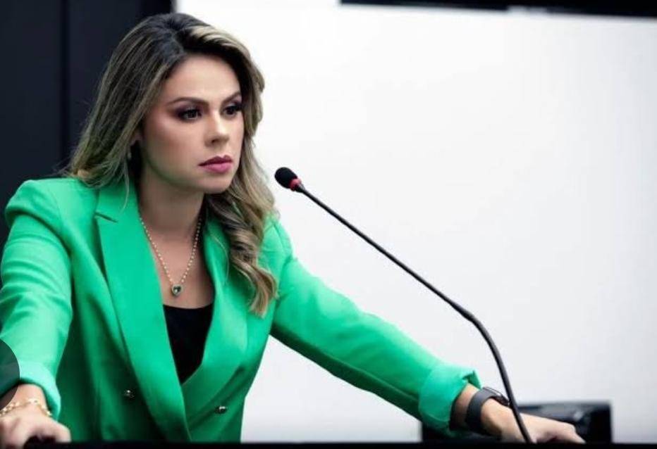 Aliada de Abilio deixa plenrio em votao que afeta cargo do marido.