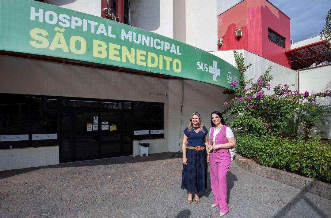 Primeira-dama e secretria acompanham instalao de aparelho no So Benedito.