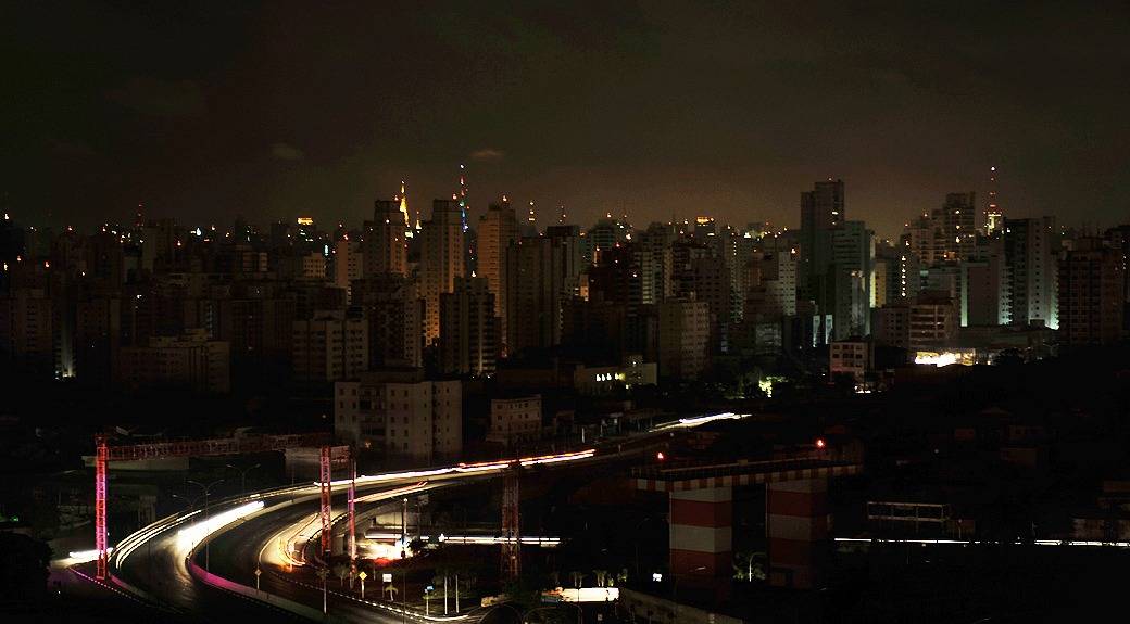 Apago atinge 14 estados e Distrito Federal aps incndio em subestao no Paran
