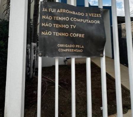 Consultrio em Cuiab coloca placa honesta para assaltantes: 