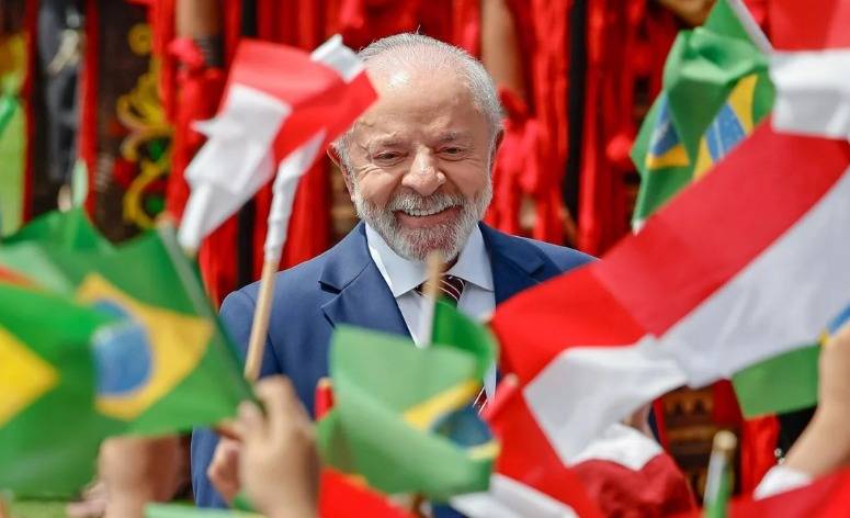 Lula, aos 80 anos, anuncia que disputar quarto mandato em 2026