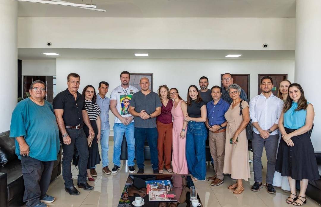 Prefeito se rene com moradores e anuncia medidas para garantir regularizao de condomnios no Lavras do Sutil e Minas