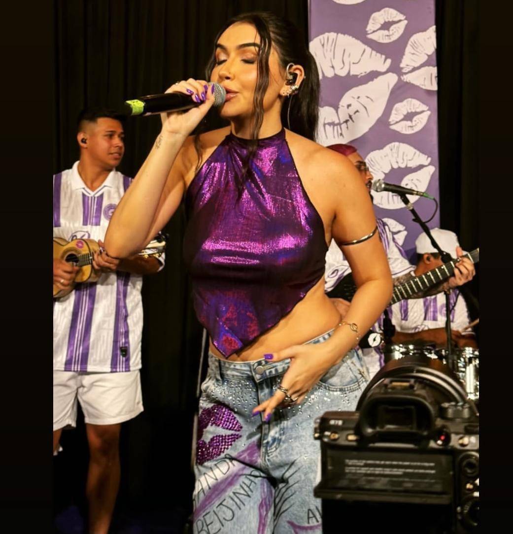 Carol Rost estreia como novo nome do pagode cuiabano e emociona pblico em noite de casa cheia.