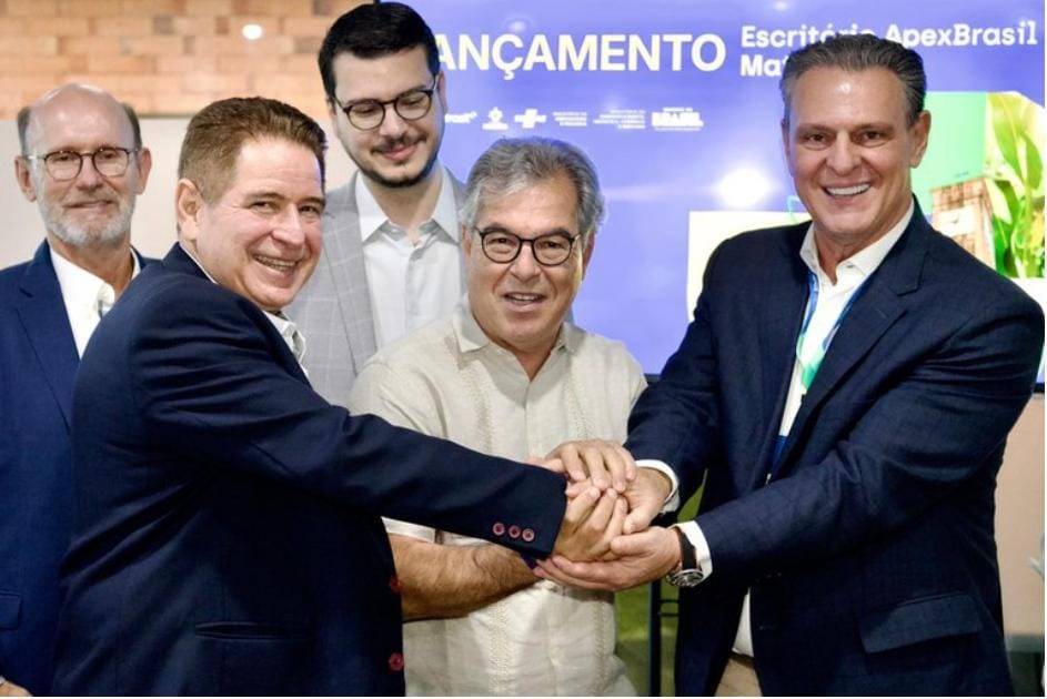 Sem Mendes, Fvaro inaugura escritrio da ApexBrasil na sede da Famato em Cuiab. 