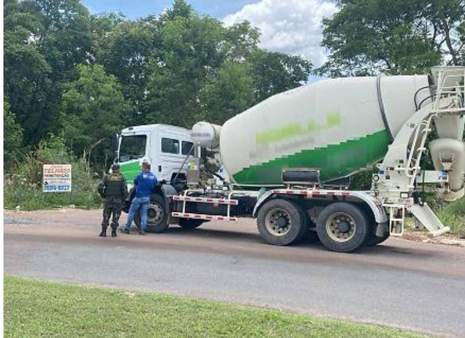 Empresa de concreto  multada aps despejar resduos em rea verde de Cuiab.