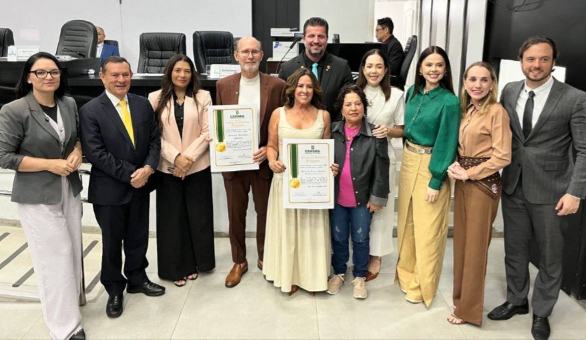 Baixinha entrega Ttulo de Cidado Cuiabano para Maria Avalone e Carlos Avalone