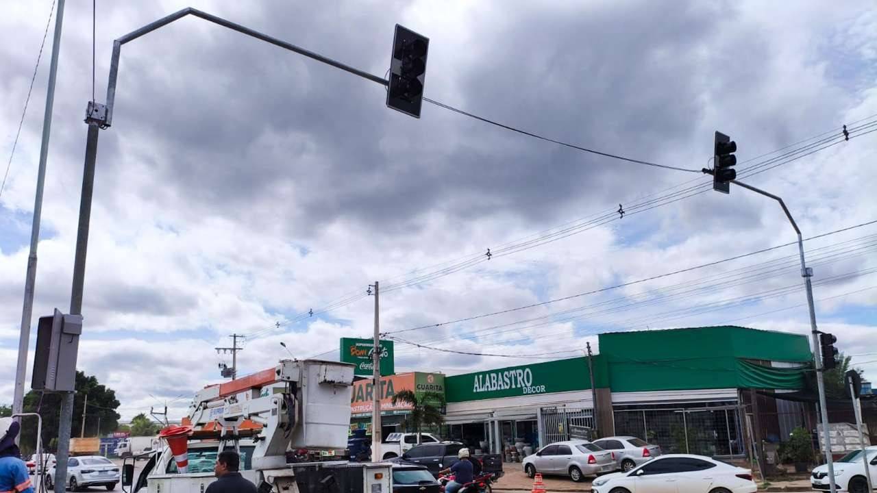 CAOS EM V�RZEA GRANDE: Sem�foro da M�rio Andreazza completa dois meses �no amarelo� e vira s�mbolo de descaso