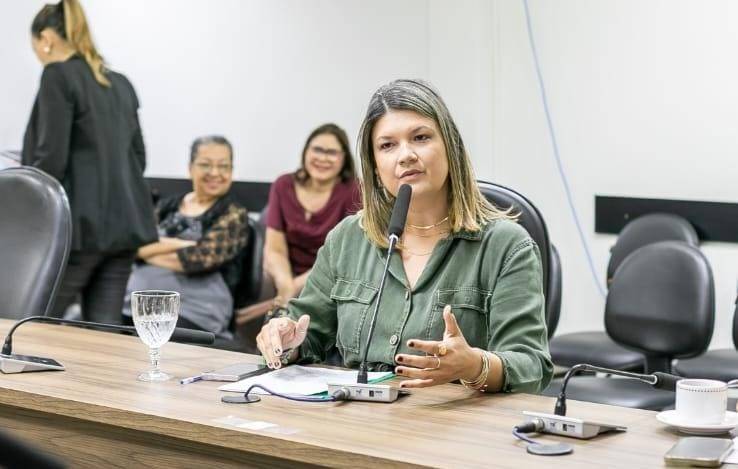 Estudantes de Cuiab� j� t�m aulas de l�ngua inglesa e base de computa��o