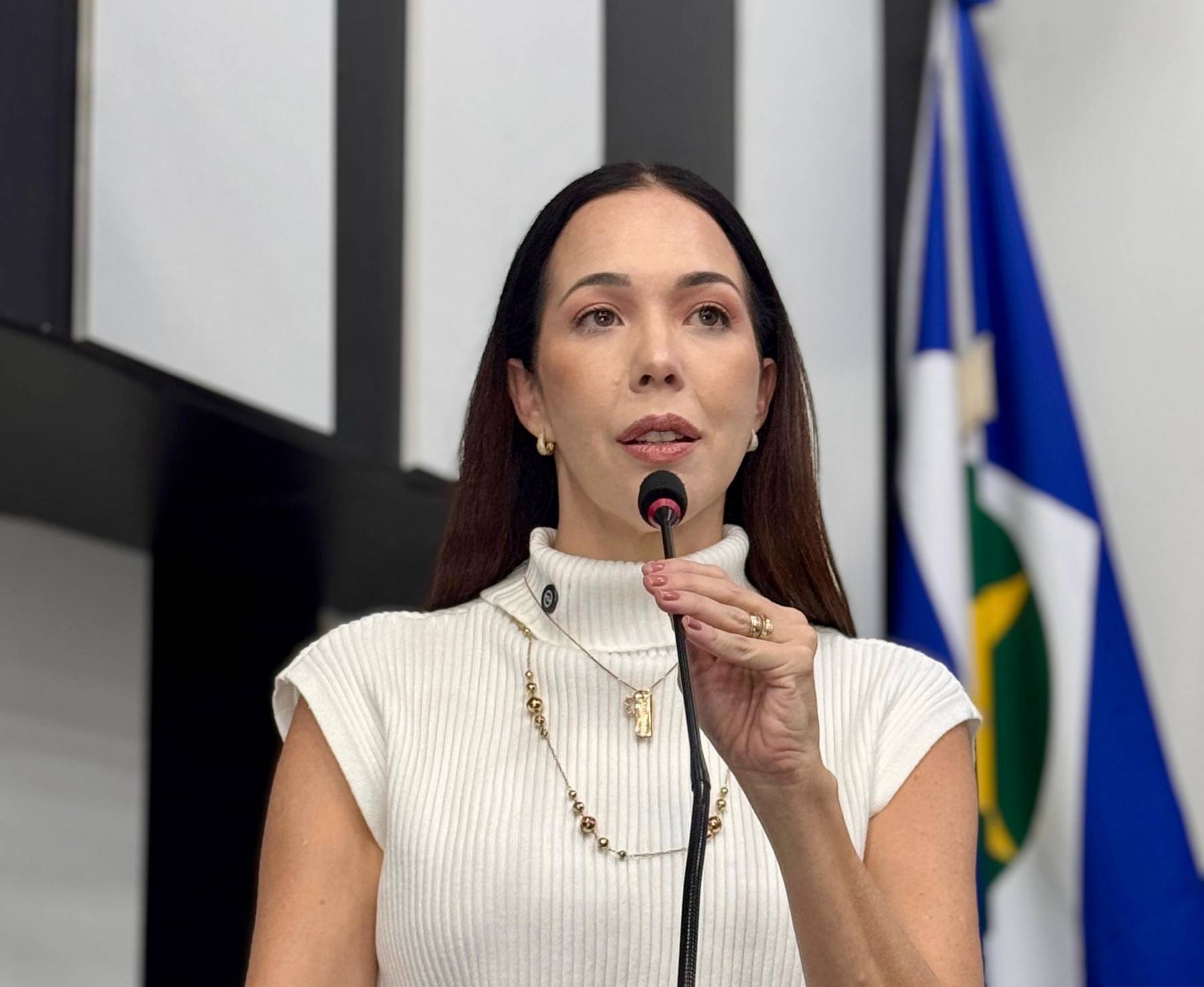 Maysa Le�o cobra obras e zeladoria em bairros de Cuiab� e denuncia abandono da popula��o