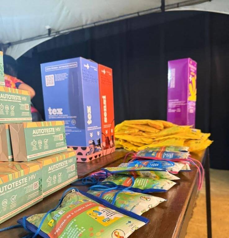 Prefeitura de Cuiab� refor�a preven��o �s ISTs com a��o da campanha Bora Combinar? na Pra�a da Mandioca