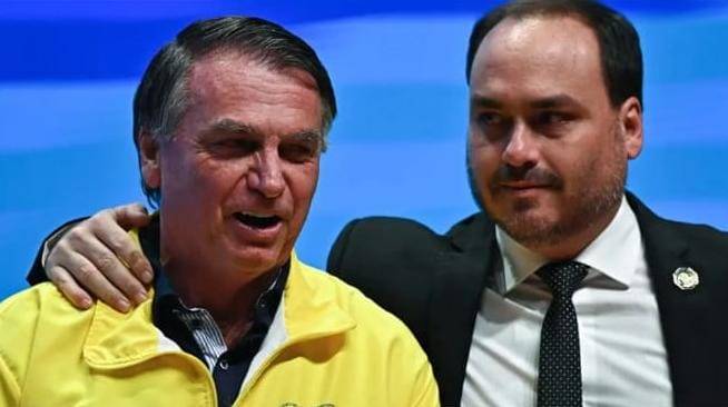 Carlos Bolsonaro afirma que Jair Bolsonaro articula pr�-candidaturas mesmo com sa�de fragilizada