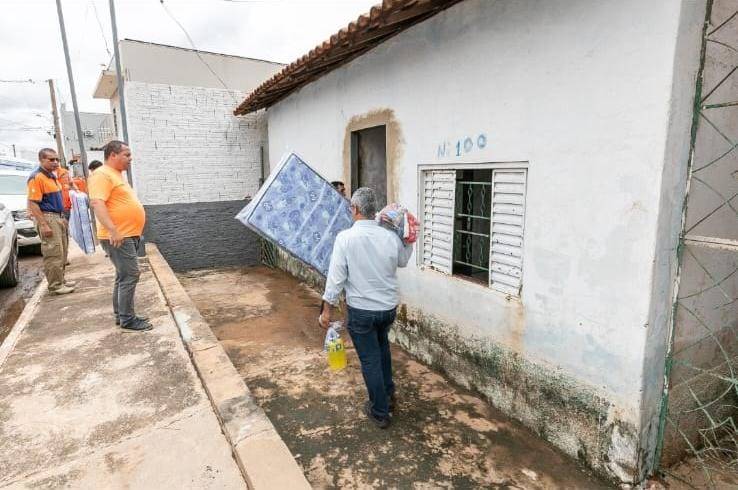 Fam�lias atingidas pelas fortes chuvas recebem apoio da Prefeitura de Cuiab�