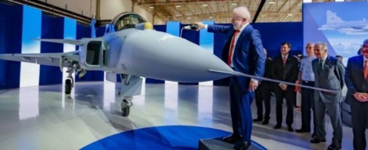 Entre o Céu e a Realidade: Lula Batiza Caça Supersônico em Meio a Recorde de Desaprovação