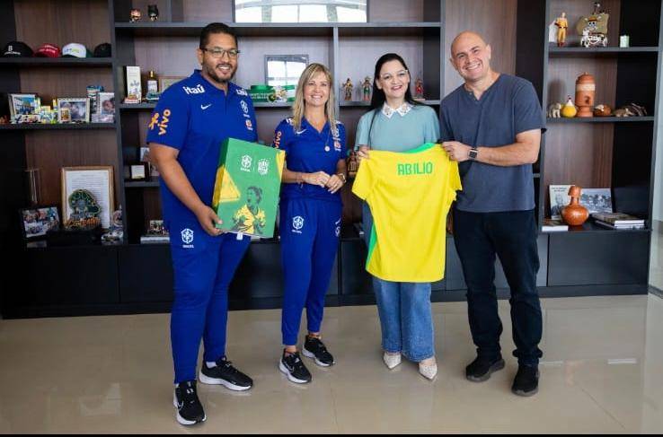 Prefeito recebe comitiva da CBF e reforça apoio ao futebol feminino
