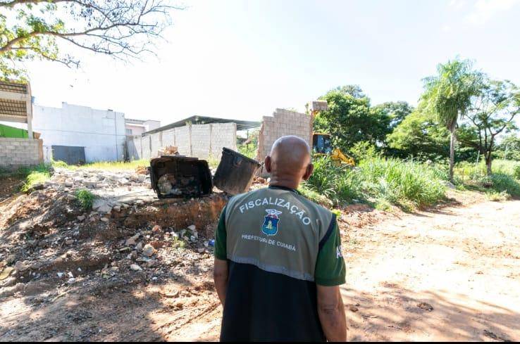  Construções inabitadas em APP e área pública são demolidas por irregularidades
