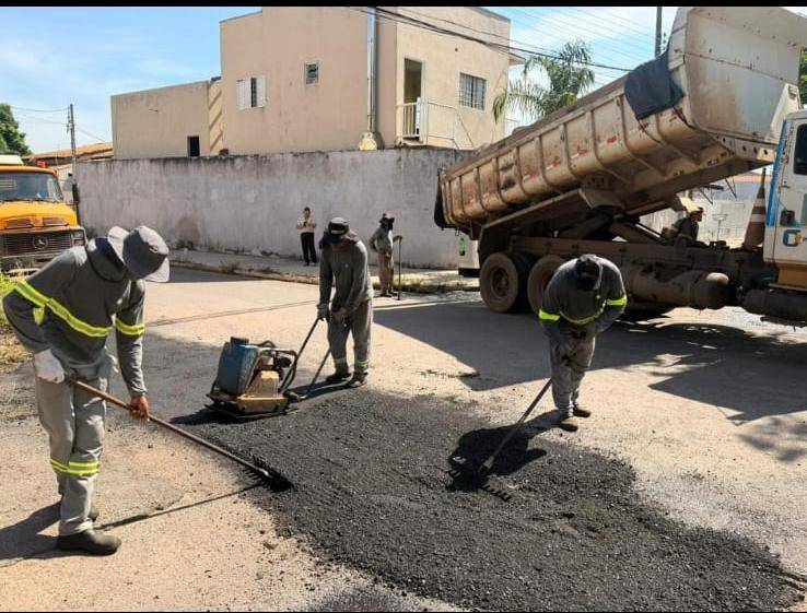 Moradores celebram tapa-buracos e renovam esperança nos bairros de Cuiabá