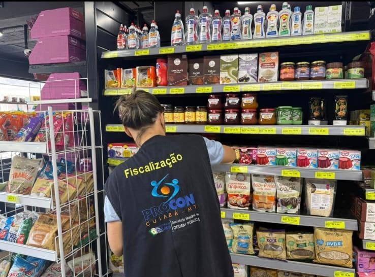 Procon apreende dezenas de produtos vencidos em supermercado em Cuiab�