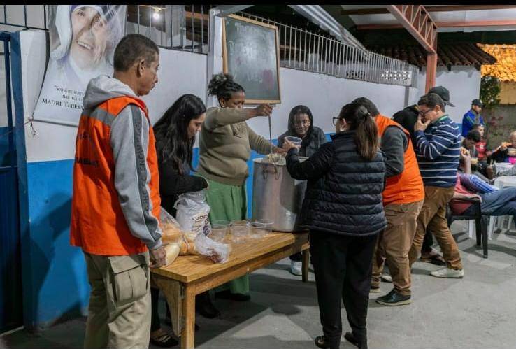 Prefeitura de Cuiab� faz distribui��o de sopa e cobertores para pessoas em situa��o de rua