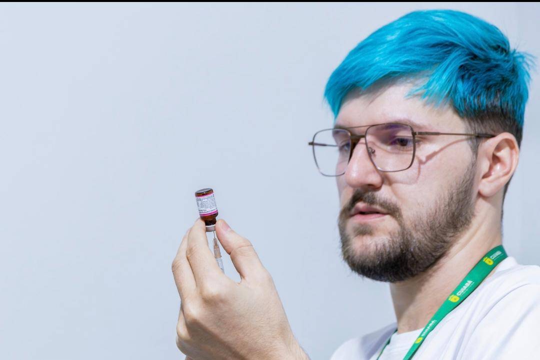 Casos de Covid-19 caem em Cuiab� e Sa�de refor�a vacina��o contra gripe
