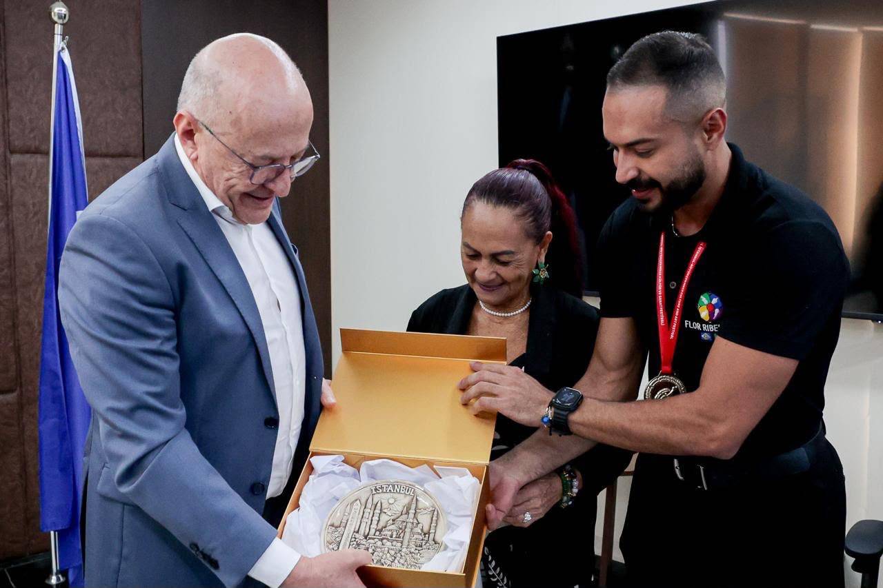 Grupo Flor Ribeirinha entrega medalha a Pivetta