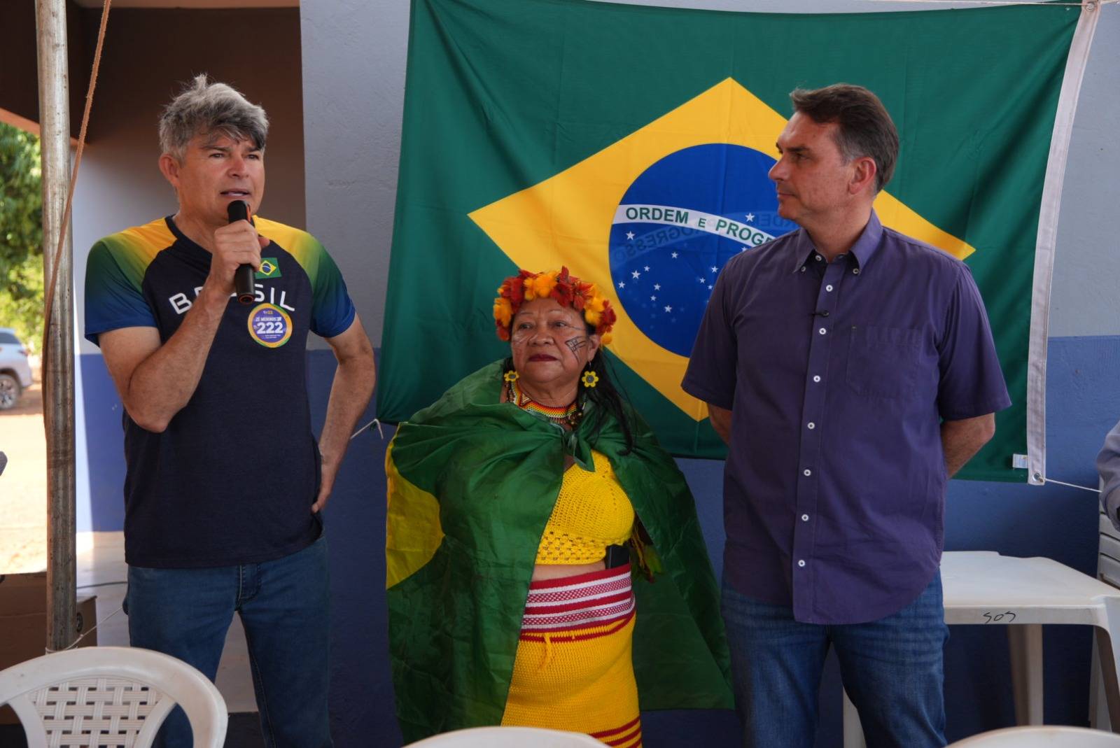 Medeiros leva Fl�vio Bolsonaro a aldeia Parecis e se re�ne com lideran�as ind�genas em Campo Novo