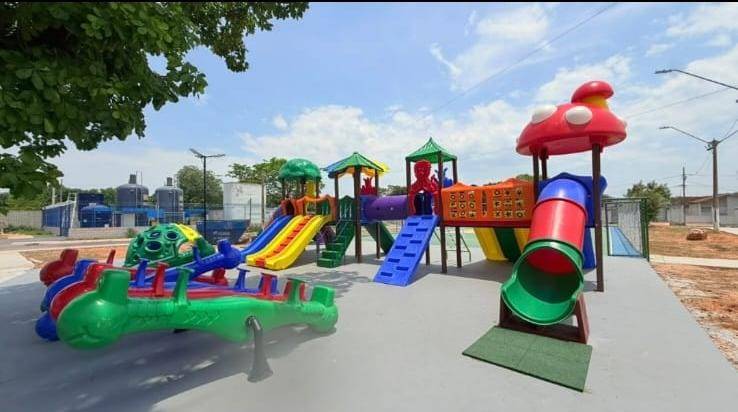 Prefeitura entrega dois parquinhos infantis no Pedra 90 e Parque Ge�rgia
