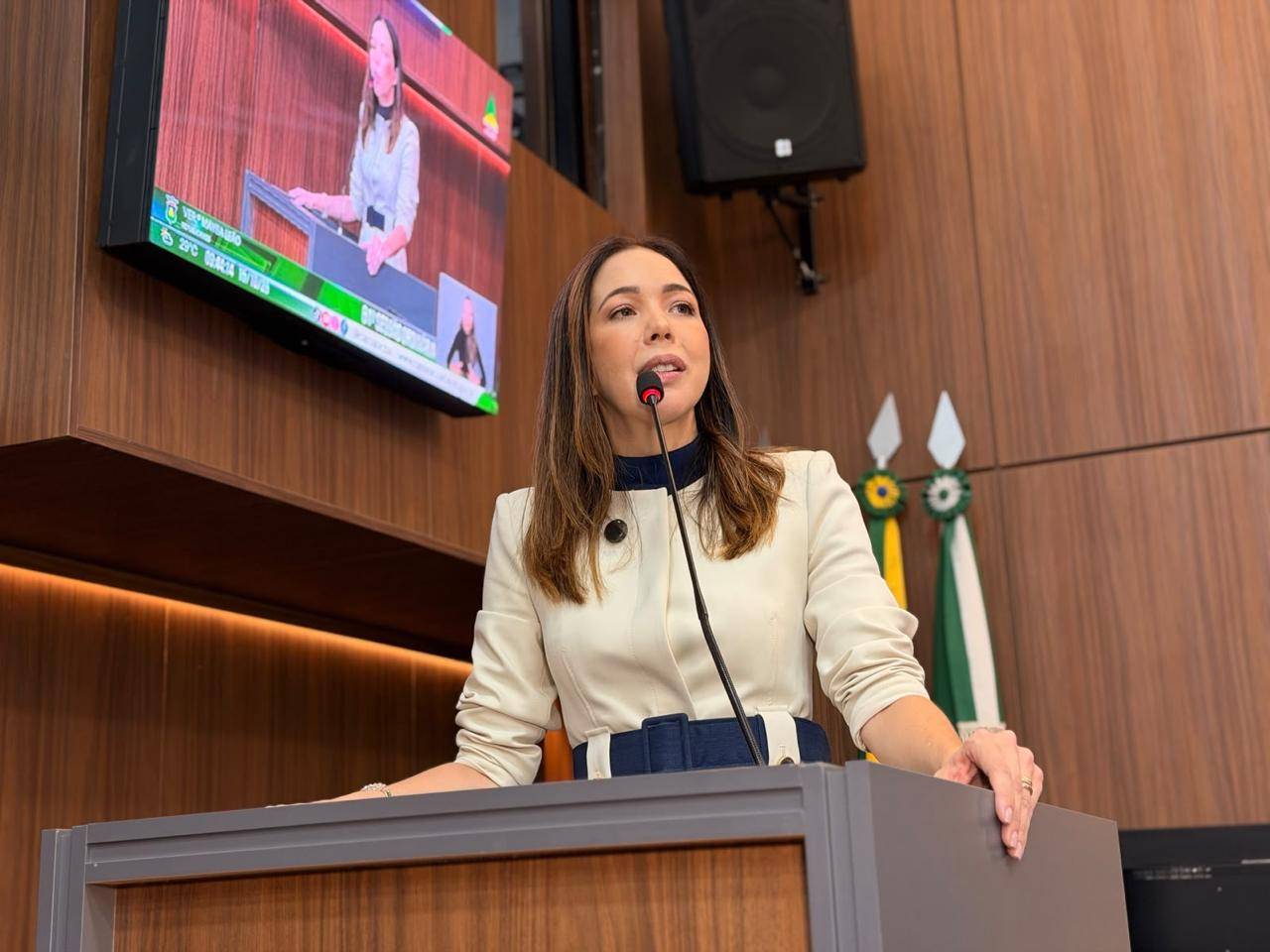 Maysa Le�o cobra provid�nciavv cccvc s para 40 escolas em situa��o alarmante em Cuiab�