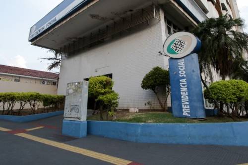 Justiça proíbe banco de cobrar empréstimo não reconhecido por aposentada.