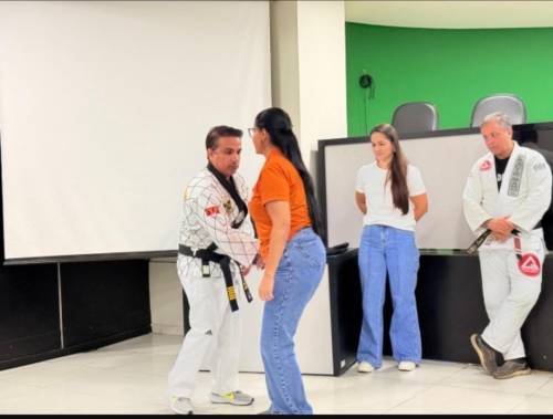 Câmara de Cuiabá promove curso de defesa pessoal para mulheres em alusão ao Agosto Lilás.