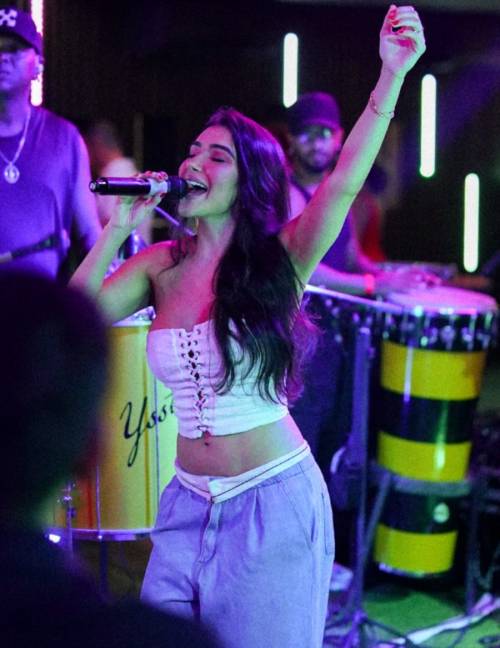 Carol Rost: a voz feminina que se destaca no pagode mato-grossense.