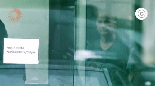 Bolsonaro passa por audiência de custódia após prisão preventiva determinada por Moraes.