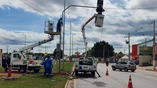 Instalação de novos semáforos em rotatória de Várzea Grande gera dúvidas após testes iniciais desastrosos