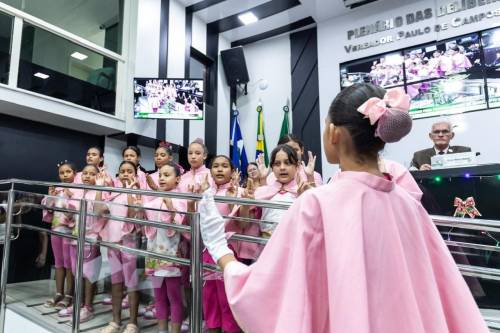 Coral do Siminina encanta com apresentação em Libras na Câmara de Vereadores