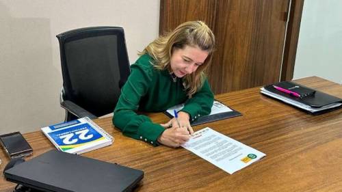 Várzea Grande celebra conquista histórica: Flávia Moretti sanciona recomposição de 30,90% para a Educação