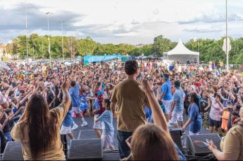 Luau Ondas Eternas reúne multidão na Orla do Porto