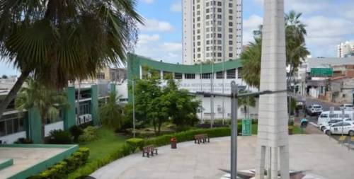 Justiça afasta vereador Chico 2000 por suspeita de esquema com emendas em Cuiabá.