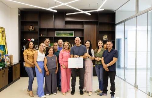 Prefeito sanciona leis que melhoram auxílio-maternidade e isenta IPTU em ruas sem asfalto