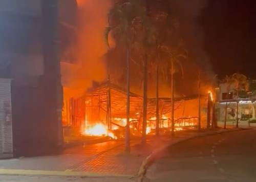 Incêndio destrói restaurante Ditado Popular em Sinop; chamas consumiram estrutura em minutos