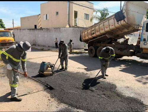 Moradores celebram tapa-buracos e renovam esperança nos bairros de Cuiabá