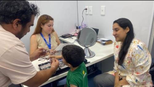 Mais de 250 alunos da rede municipal de Cuiabá recebem indicação de óculos pelo Sesc Saúde Visão