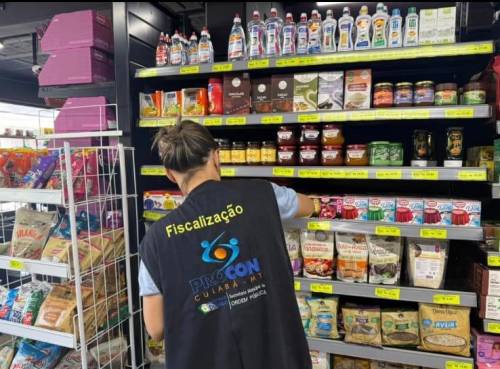 Procon apreende dezenas de produtos vencidos em supermercado em Cuiabá