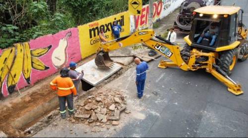 Prefeitura de Cuiabá faz reestruturação completa de galeria após tampa de bueiro ceder