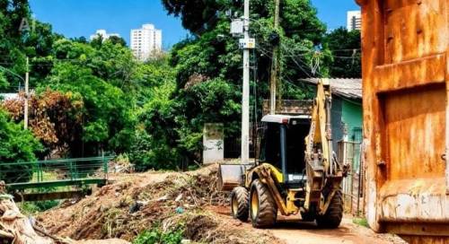 Limpurb retira móveis, eletrodomésticos e resíduos de área de drenagem em Cuiabá